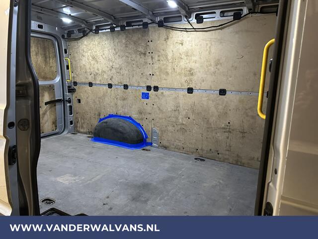 Volkswagen CRAFTER 2.0 TDI 141pk L3H2 L2H1 Euro6 Airco | Navigatie | Apple Carplay | Android Auto | Trekhaak Parkeersensoren, Bijrijdersbank