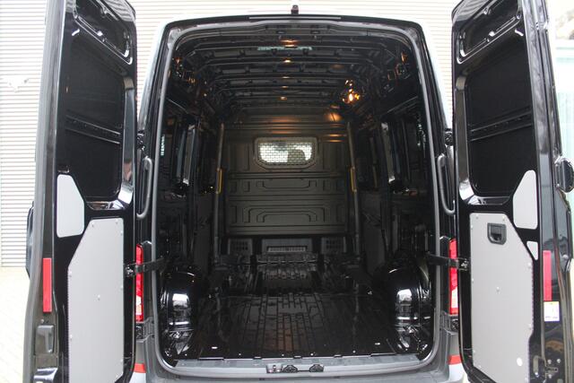 Volkswagen CRAFTER 35 2.0 TDI L3H3 177pk - Facelift - Navigatie - LED - Geveerde stoel - Virtual cockpit - Camera - Trekhaak - Stoelverwarming - Rijklaar