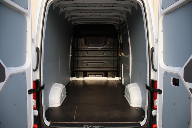 Volkswagen CRAFTER 30 2.0 TDI 140PK L3H3 Comfortline | Trekhaak | 3-Zits | Parkeersensoren voor/achter | Cruise | Verwarmde voorruit | Apple Carplay / Android Auto