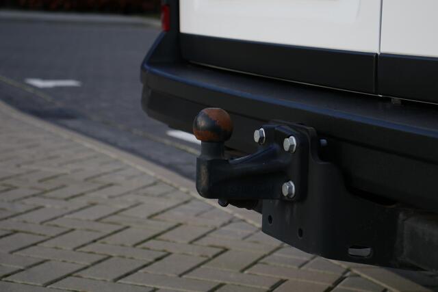 Volkswagen CRAFTER 30 2.0 TDI 140PK L3H3 Comfortline | Trekhaak | 3-Zits | Parkeersensoren voor/achter | Cruise | Verwarmde voorruit | Apple Carplay / Android Auto