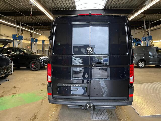 Volkswagen CRAFTER Bedrijfswagens 2.0 30 TDI L3H2 Highline 103kW 140pk 8 vers auto | BPM vrij | Interieur Pakket: Navigatie- en multimediapakket | Trekhaak met vaste kogel (inclusief aanhangwagenstabilisator) | Bijrijdersbank inclusief opbergvak | Navigatiesysteem Discover 