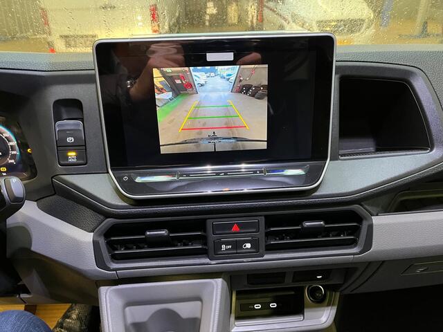 Volkswagen CRAFTER Bedrijfswagens 2.0 30 TDI L3H2 Highline 103kW 140pk 8 vers auto | BPM vrij | Interieur Pakket: Navigatie- en multimediapakket | Trekhaak met vaste kogel (inclusief aanhangwagenstabilisator) | Bijrijdersbank inclusief opbergvak | Navigatiesysteem Discover 