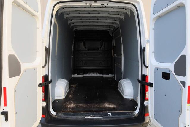 Volkswagen CRAFTER 30 2.0 TDI 140PK L3H3 Comfortline | 3-zits | Parkeersensoren voor/achter | Apple Carplay / Android Auto | Verwarmbare voorruit