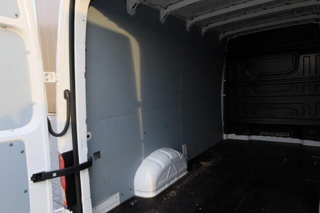 Volkswagen CRAFTER 30 2.0 TDI 140PK L3H3 Comfortline | 3-zits | Parkeersensoren voor/achter | Apple Carplay / Android Auto | Verwarmbare voorruit