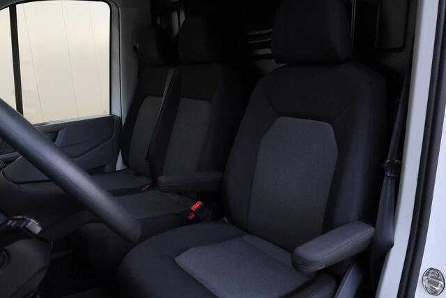 Volkswagen CRAFTER 30 2.0 TDI 140PK L3H3 Comfortline | 3-zits | Parkeersensoren voor/achter | Apple Carplay / Android Auto | Verwarmbare voorruit