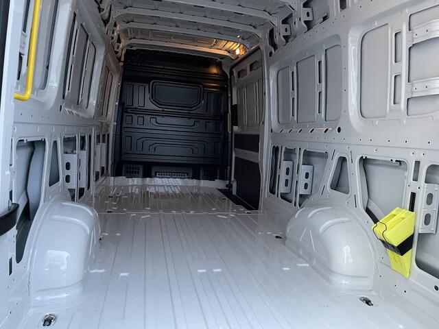Volkswagen CRAFTER 35 2.0 TDI L4H3 140 PK Hand | PDC | App Connect | 3 Zits