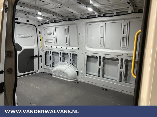 Volkswagen CRAFTER 2.0 TDI 141pk L3H2 L2H2 Euro6 Airco | Camera | Apple Carplay | Android Auto | 3000kg Trekhaak Bijrijdersbank