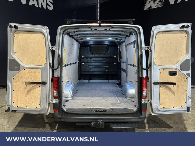 Volkswagen CRAFTER 2.0 TDI 141pk L3H2 L2H1 Euro6 Airco | 3000kg Trekhaak | Camera | Navigatie | Apple Carplay | Android Auto Cruisecontrol, Parkeersensoren, Dakdragers, Bijrijdersbank