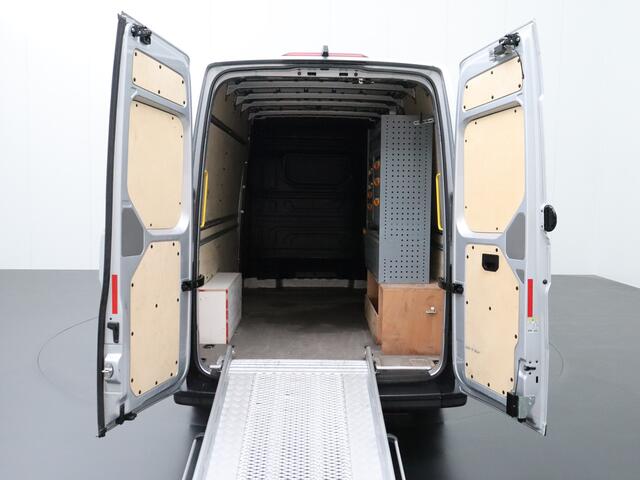 Volkswagen CRAFTER 2.0TDI 140PK L3H3 | Oprijplaat | Trekhaak 3000Kg | Navigatie | Camera | Airco