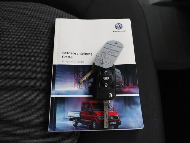 Volkswagen CRAFTER 2.0TDI 140PK L3H3 | Oprijplaat | Trekhaak 3000Kg | Navigatie | Camera | Airco