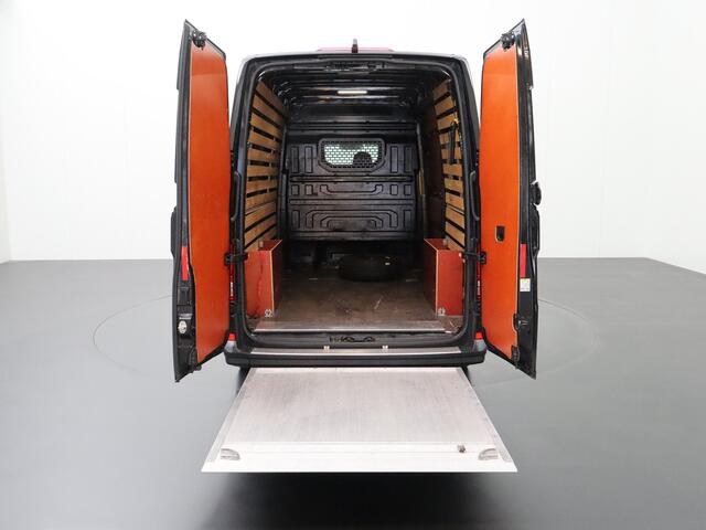 Volkswagen CRAFTER 2.0TDI 140PK DSG Automaat L3H3 | Laadklep | Laadlift | Navigatie | Camera | 3-Persoons | Airco | Cruise | Betimmering