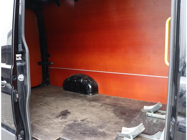 Volkswagen CRAFTER 30 2.0 TDI L3H3 Highline | Verwarmde Voorruit | Trekhaak | ACC