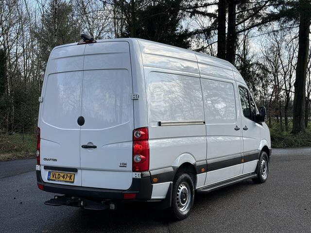 Volkswagen CRAFTER 46 2.0 TDI L2H2 2016 | Goed Onderhouden | Airco | Trekhaak | Achteruitrij Camera | Stoelverwarming | Elektrische Ramen | Boekjes | Armsteun | Telefoonhouders | Start Stop