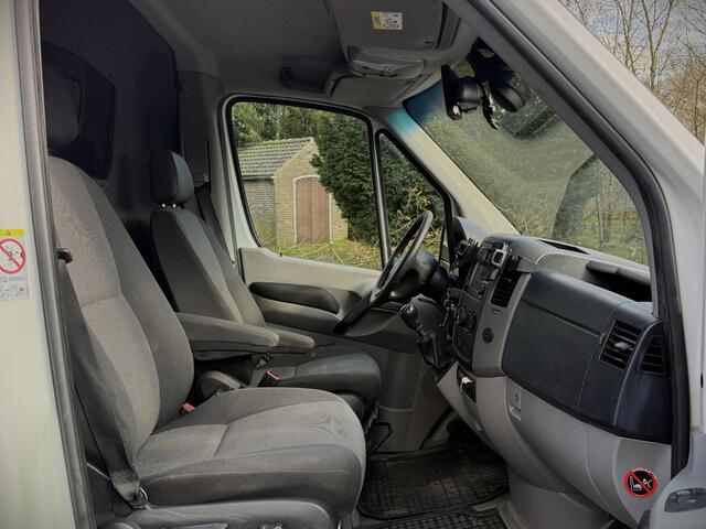 Volkswagen CRAFTER 46 2.0 TDI L2H2 2016 | Goed Onderhouden | Airco | Trekhaak | Achteruitrij Camera | Stoelverwarming | Elektrische Ramen | Boekjes | Armsteun | Telefoonhouders | Start Stop