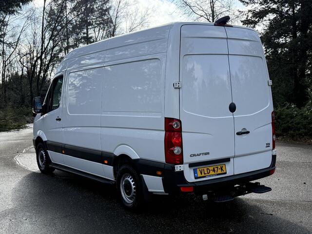 Volkswagen CRAFTER 46 2.0 TDI L2H2 2016 | Goed Onderhouden | Airco | Trekhaak | Achteruitrij Camera | Stoelverwarming | Elektrische Ramen | Boekjes | Armsteun | Telefoonhouders | Start Stop