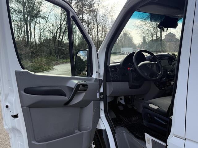 Volkswagen CRAFTER 46 2.0 TDI L2H2 2016 | Goed Onderhouden | Airco | Trekhaak | Achteruitrij Camera | Stoelverwarming | Elektrische Ramen | Boekjes | Armsteun | Telefoonhouders | Start Stop