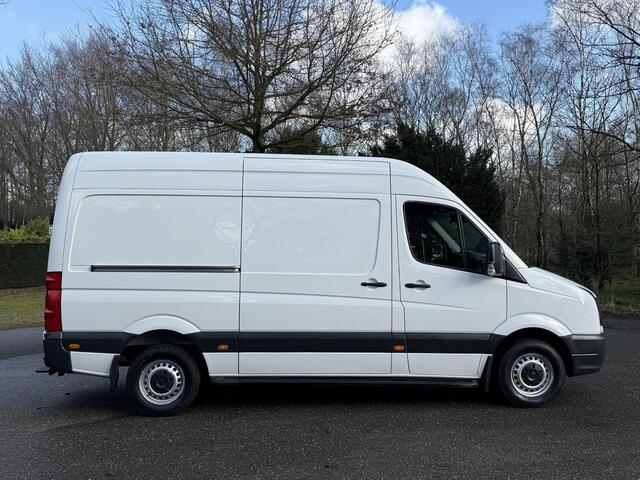 Volkswagen CRAFTER 46 2.0 TDI L2H2 2016 | Goed Onderhouden | Airco | Trekhaak | Achteruitrij Camera | Stoelverwarming | Elektrische Ramen | Boekjes | Armsteun | Telefoonhouders | Start Stop