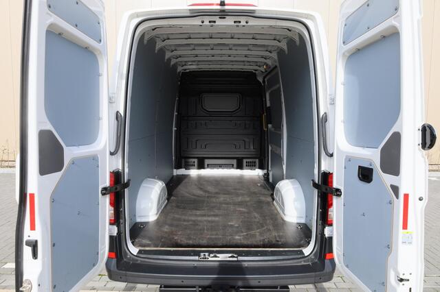 Volkswagen CRAFTER 30 2.0 TDI 140 PK L3H3 Comfortline | Trekhaak | 3-zits | Camera | Luchtgeveerde bestuurdersstoel | Cruise Control
