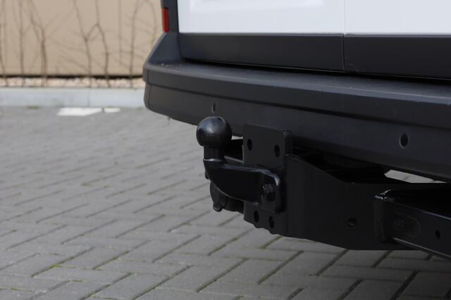 Volkswagen CRAFTER 30 2.0 TDI 140 PK L3H3 Comfortline | Trekhaak | 3-zits | Camera | Luchtgeveerde bestuurdersstoel | Cruise Control