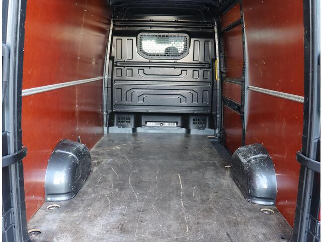 Volkswagen CRAFTER 35 2.0 TDI L3H3 Highline | Trekhaak | Navigatie | Achteruitrijcamera!