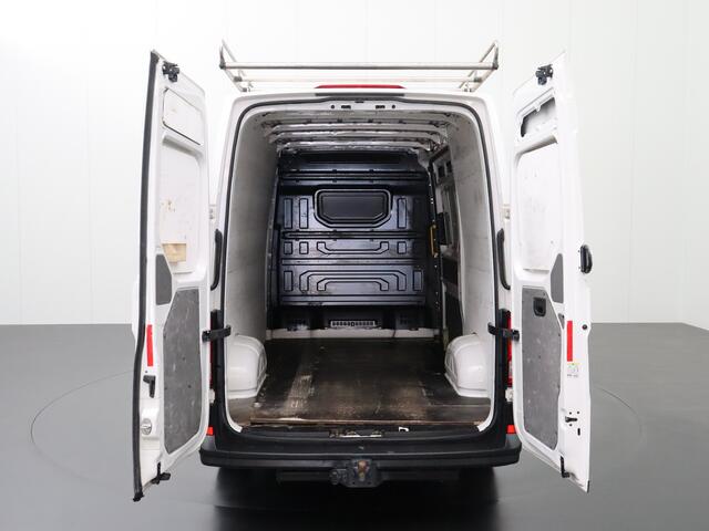 Volkswagen CRAFTER 2.0TDI 140PK L3H3 Highline | Imperiaal | Trekhaak | Airco | Cruise | 3-Persoons | Betimmering