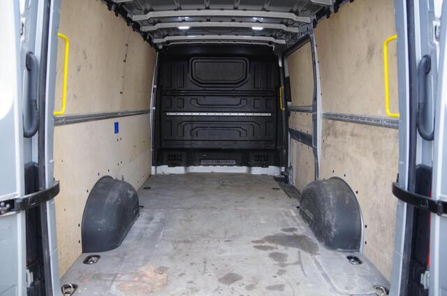 Volkswagen CRAFTER 35 2.0 TDI L3H2 140PK AUT. 3PERS. NAVI, AIRCO, APPLE CARPLAY, PARKEERSENSOREN, BLUETOOTH