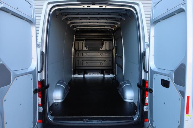 Volkswagen CRAFTER 30 2.0 TDI 140 pk L3H3 Highline | Trekhaak | 3-zits | Achteruitrijcamera | Geveerde bestuurdersstoel