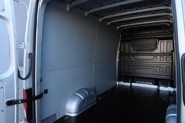 Volkswagen CRAFTER 30 2.0 TDI 140 pk L3H3 Highline | Trekhaak | 3-zits | Achteruitrijcamera | Geveerde bestuurdersstoel