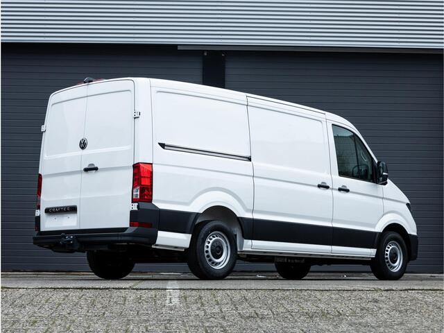 Volkswagen CRAFTER Bedrijfswagens 2.0 TDI L3H2 140PK Trendline | Nieuw model | Airco | Cruise Control | PDC | Camera | Bijrijdersbank | Trekhaak |