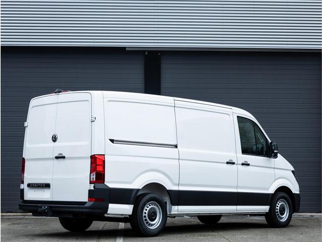 Volkswagen CRAFTER Bedrijfswagens 2.0 TDI L3H2 140PK Trendline | Nieuw model | Airco | Cruise Control | PDC | Camera | Bijrijdersbank | Trekhaak |