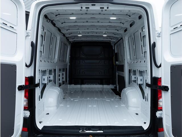 Volkswagen CRAFTER Bedrijfswagens 2.0 TDI L3H2 140PK Trendline | Nieuw model | Airco | Cruise Control | PDC | Camera | Bijrijdersbank | Trekhaak |