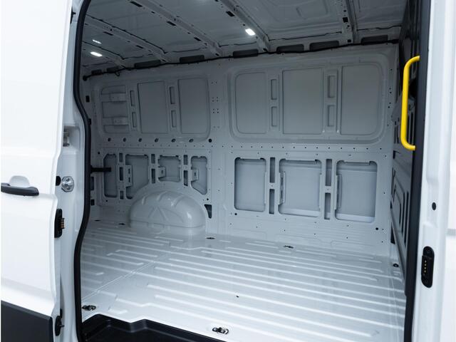 Volkswagen CRAFTER Bedrijfswagens 2.0 TDI L3H2 140PK Trendline | Nieuw model | Airco | Cruise Control | PDC | Camera | Bijrijdersbank | Trekhaak |
