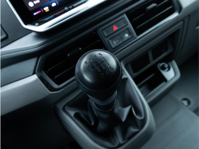 Volkswagen CRAFTER Bedrijfswagens 2.0 TDI L3H2 140PK Trendline | Nieuw model | Airco | Cruise Control | PDC | Camera | Bijrijdersbank | Trekhaak |