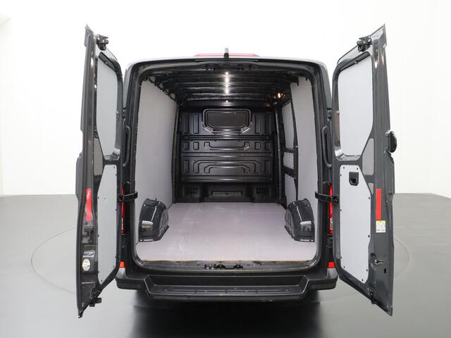 Volkswagen CRAFTER 2.0TDI 140PK L3H2 Highline | 3-Persoons | Navigatie | Camera | Airco | Betimmering