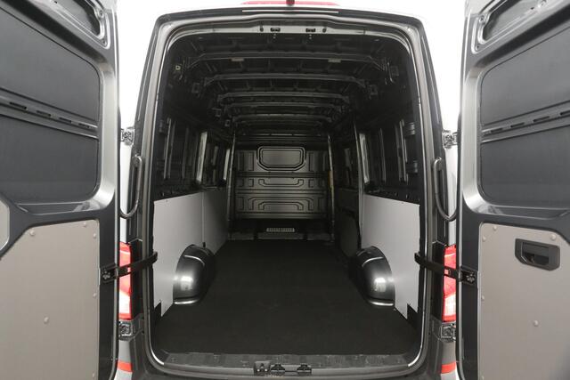 Volkswagen CRAFTER 2.0 TDI DSG HIGHLINE EXCLUSIVE L3H3 | FACELIFT MODEL | BPM VRIJ | NIEUW 3000KG TREKHAAK VIRTUAL ADAPTIVE CRUISE LED 140PK CARPLAY 17"LMV