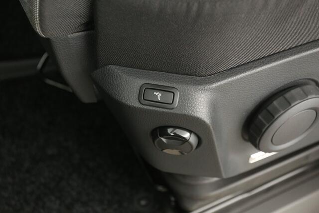 Volkswagen CRAFTER 35 2.0 TDI L3H3 140PK | NIEUW | BPM VRIJ | 3000KG | Airco Cruise Camera Carplay Massagestoel 3 Persoons Navi LED