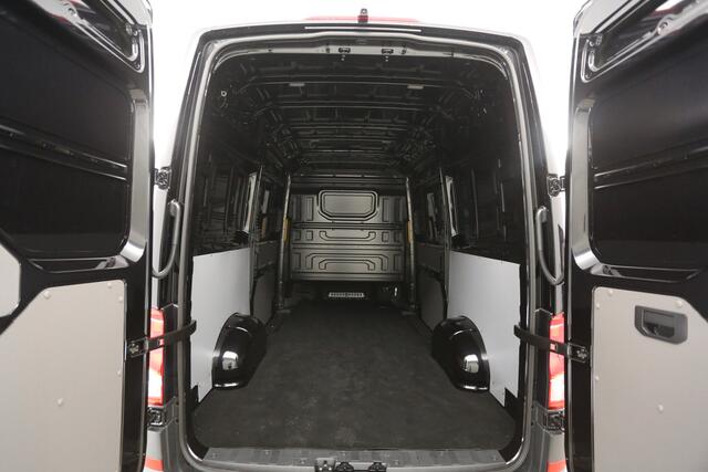Volkswagen CRAFTER 2.0 TDI DSG HIGHLINE EXCLUSIVE L3H3 | FACELIFT MODEL | BPM VRIJ | NIEUW 3000KG TREKHAAK VIRTUAL ADAPTIVE CRUISE LED 140PK CARPLAY 17"LMV