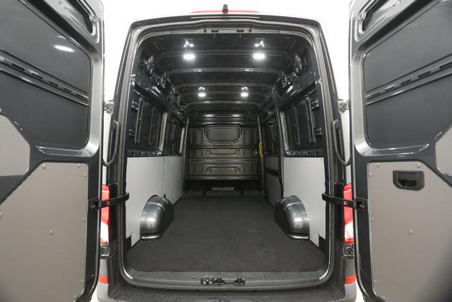 Volkswagen CRAFTER 2.0 TDI DSG HIGHLINE EXCLUSIVE L3H3 | FACELIFT MODEL | BPM VRIJ | NIEUW 3000KG TREKHAAK VIRTUAL ADAPTIVE CRUISE LED 140PK CARPLAY 17"LMV