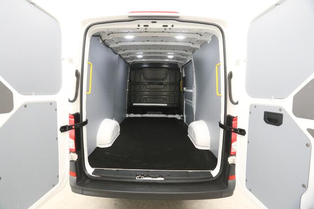 Volkswagen CRAFTER 30 2.0 TDI L3H2 140PK | 3000KG Trekgew. Automaat Airco Cruise Carplay DSG 3 Persoons Elektrpakket Schuifdeur