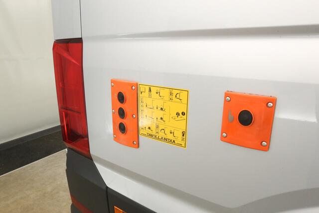 Volkswagen CRAFTER 35 2.0 TDI L4H3 141PK DSG Automaat dHollandia Laadklep Airco Camera Carplay Cruise Navigatie PDC 3 Persoons Sidebars