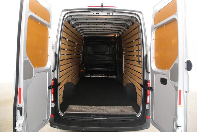 Volkswagen CRAFTER 35 2.0 TDI L4H3 141PK DSG Automaat dHollandia Laadklep Airco Camera Carplay Cruise Navigatie PDC 3 Persoons Sidebars