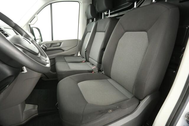Volkswagen CRAFTER 30 2.0 TDI L3H2 140PK Airco Camera Cruise Carplay Trekhaak 3 Persoons Elektrpakket