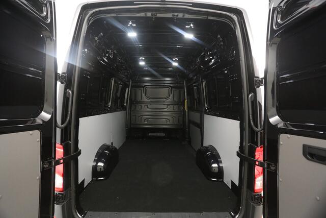 Volkswagen CRAFTER 2.0 TDI DSG HIGHLINE EXCLUSIVE L3H3 | FACELIFT MODEL | BPM VRIJ | NIEUW 3000KG TREKHAAK VIRTUAL ADAPTIVE CRUISE LED 140PK CARPLAY 17"LMV