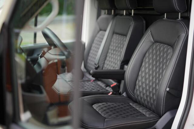 Volkswagen CRAFTER 35 2.0 TDI L3H3 Black Edition 177PK ¤ 395 P.M.