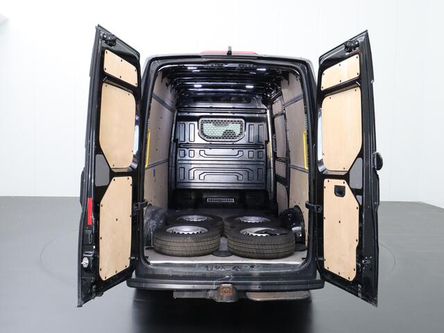 Volkswagen CRAFTER 2.0TDI 140PK L3H3 | 3000Kg Trekhaak Afneembaar | Camera | Airco | Betimmering | 3-Persoons