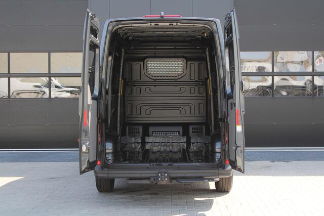 Volkswagen CRAFTER 35 2.0 TDI L3H3 177pk - Facelift - 2x Schuifdeur - Navigatie - LED - Geveerde stoel - Virtual cockpit - Camera - Trekhaak - Stoelverwarming - Rijklaar