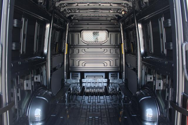 Volkswagen CRAFTER 35 2.0 TDI L3H3 177pk - Facelift - 2x Schuifdeur - Navigatie - LED - Geveerde stoel - Virtual cockpit - Camera - Trekhaak - Stoelverwarming - Rijklaar