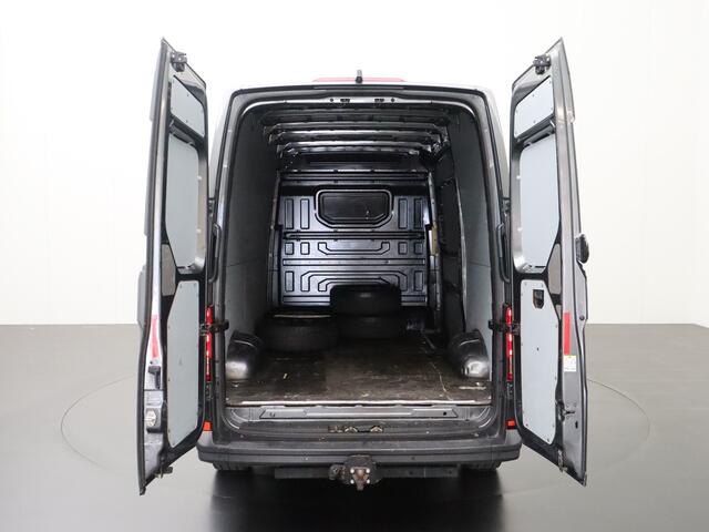 Volkswagen CRAFTER 2.0 TDI 177PK L3H3 Highline | V-Edition | Airco | Camera | 3500Kg Trekhaak