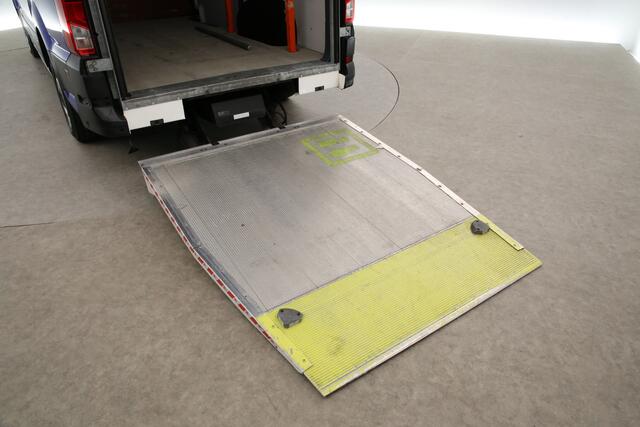 Volkswagen CRAFTER 35 2.0 TDI 140PK L3H3 | Laadklep | Camera | Carplay | Cruise | Airco | Parkeersens.