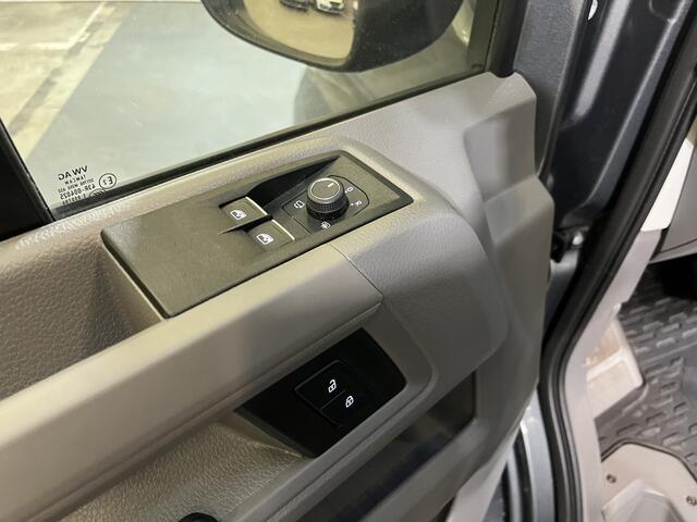 Volkswagen CRAFTER 35 2.0 TDI L3H3 Highline / AUTOMAAT/ GARANTIE TM 05-2028/ 140 PK/ TREKHAAK/ 3 PERSOONS/ CAMERA/ PARK. SENSOREN/ ERGO COMFORT/ LED/ PARK. ASSIST/ VOORRUIT VERWARM./ ADAPT. CRUISE/ APP CONNECT/ NAVI/ AIRCO/ DAB/ 17" LM